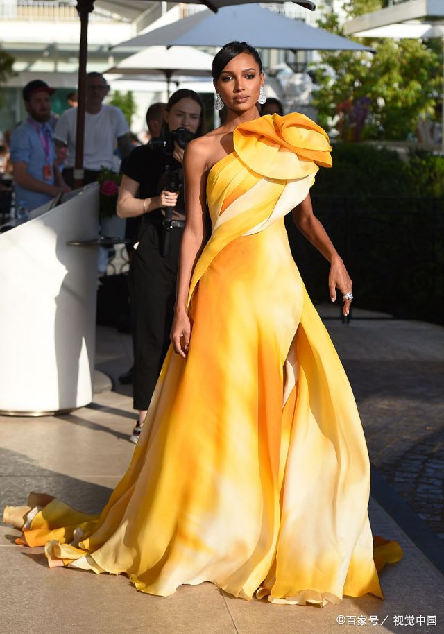 "维密天使"贾思明·图克穿长裙秀纤细大长腿,锁骨好似能养鱼